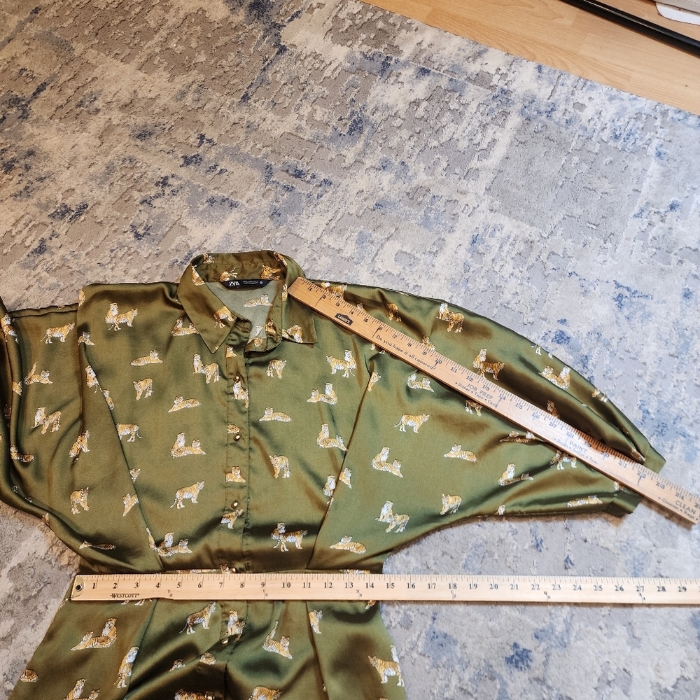 Zara Tiger Printed Green Satin Button Front Balloon Sleeve Pleated Midi Dress. M - Picture 8 of 17